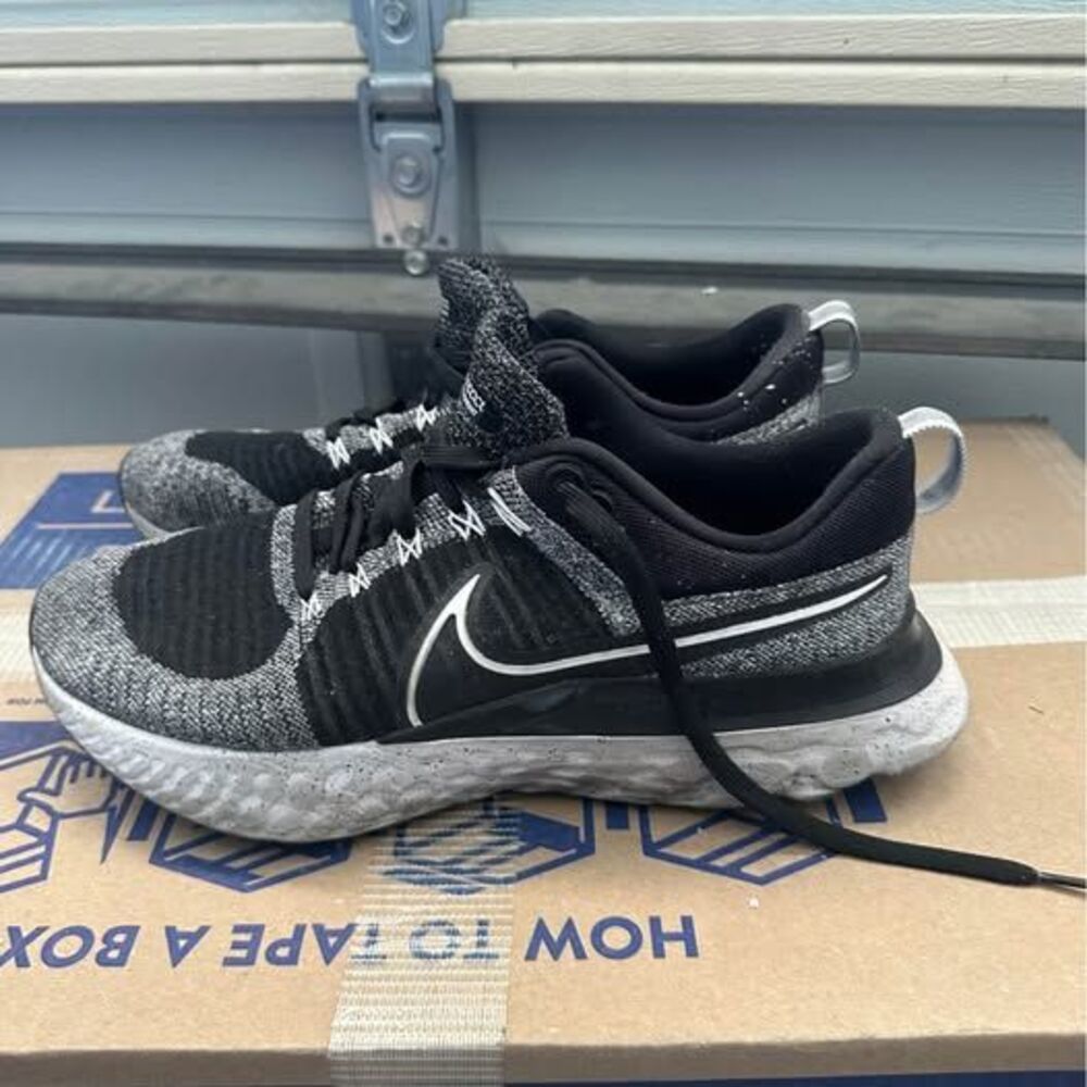 Nike - Picture 2 of 4